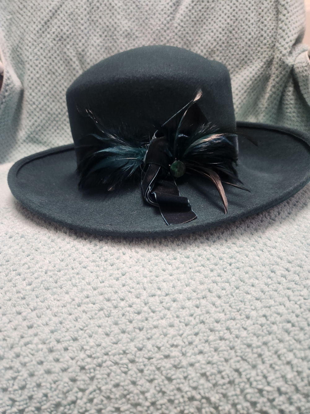 Vintage Classic Dark Green Wide-Brim Felt Hat with Feather Accent